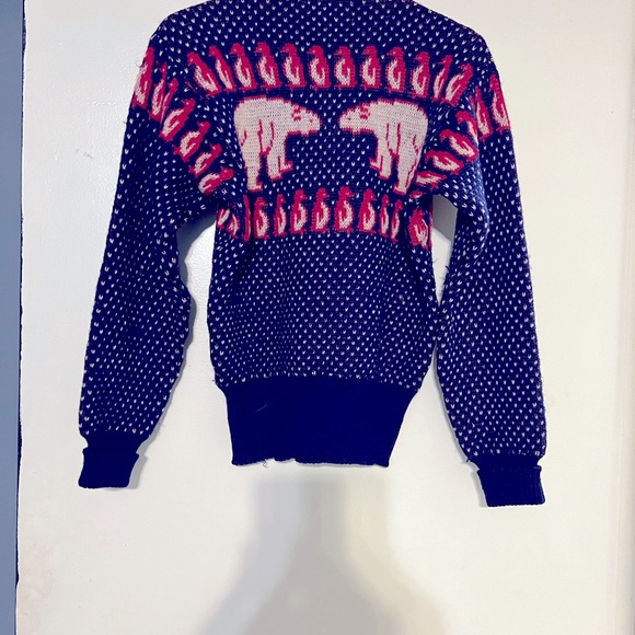 Jantzen sweater features a fun 1940s theme of polar bears and penguins. - Picture 3 of 5
